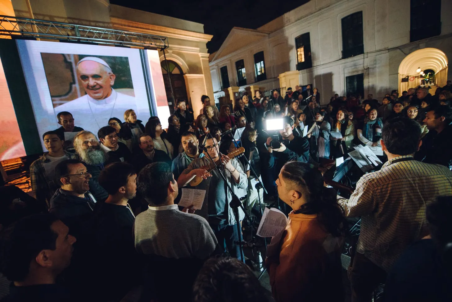 En fotos: Así fue la misa en memoria del Papa Francisco en la Catedral ...