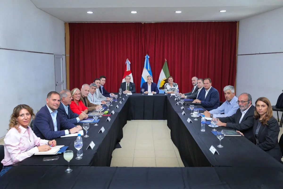 llaryora-con-gabinete