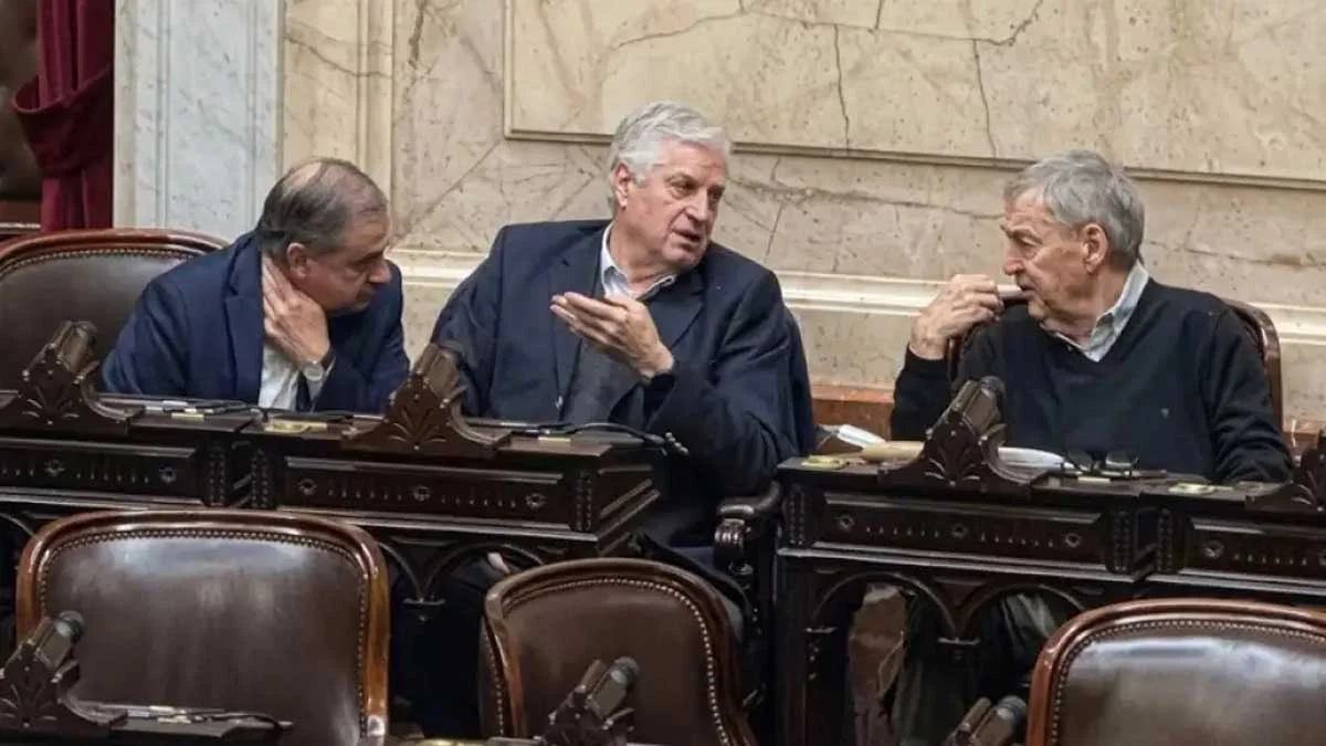 juan-brugge-carlos-gutierrez-y-juan-schiaretti-en-diputados