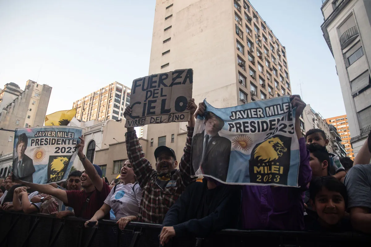 19-11-2023_militantes_aguardan_resultados_afuera_del
