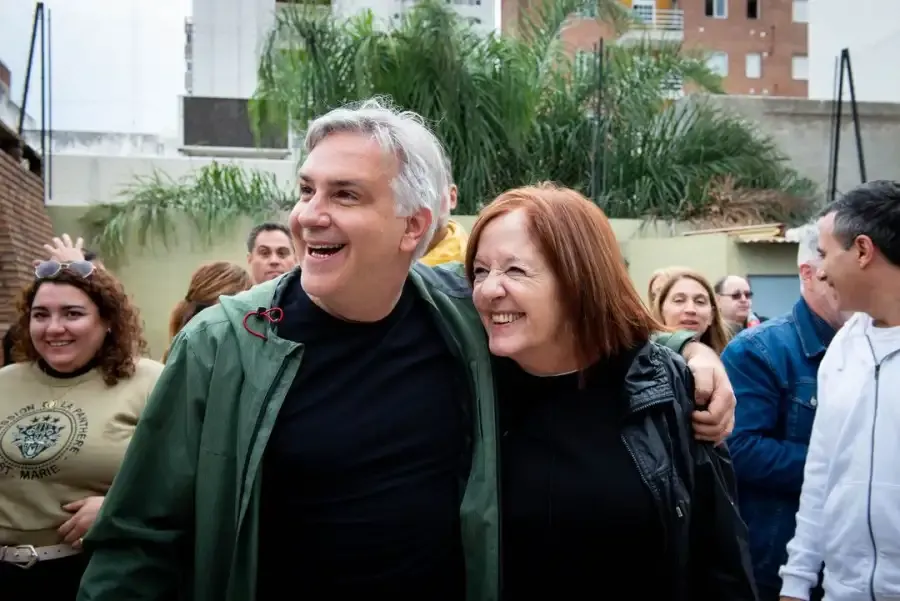 martin-llaryora-abrazado-a-alejandra-vigo-sonriendo-1794650