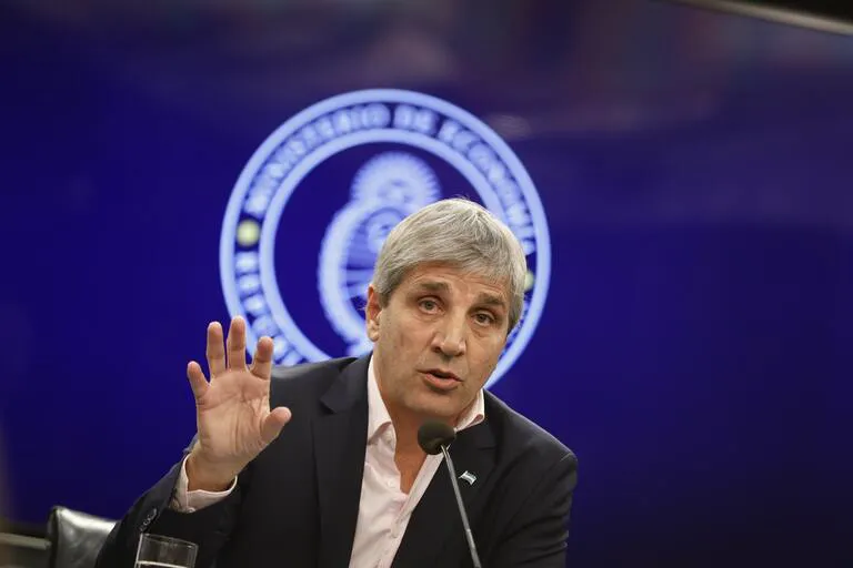 el-ministro-de-economia-luis-toto-caputo-se-NCUZN3QWGNFBFHGTXDL73CVFAE