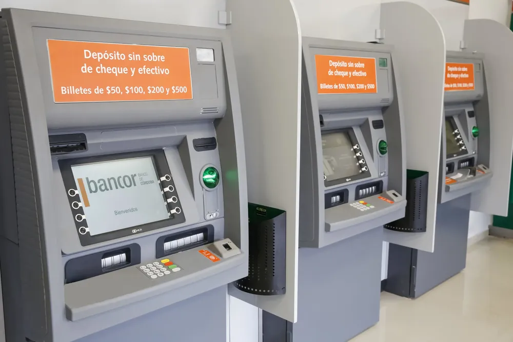 CAJEROS DE BANCOR
