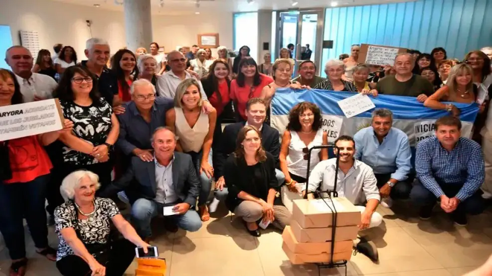 encuetnro-de-jubilados-y-bloques-opositores