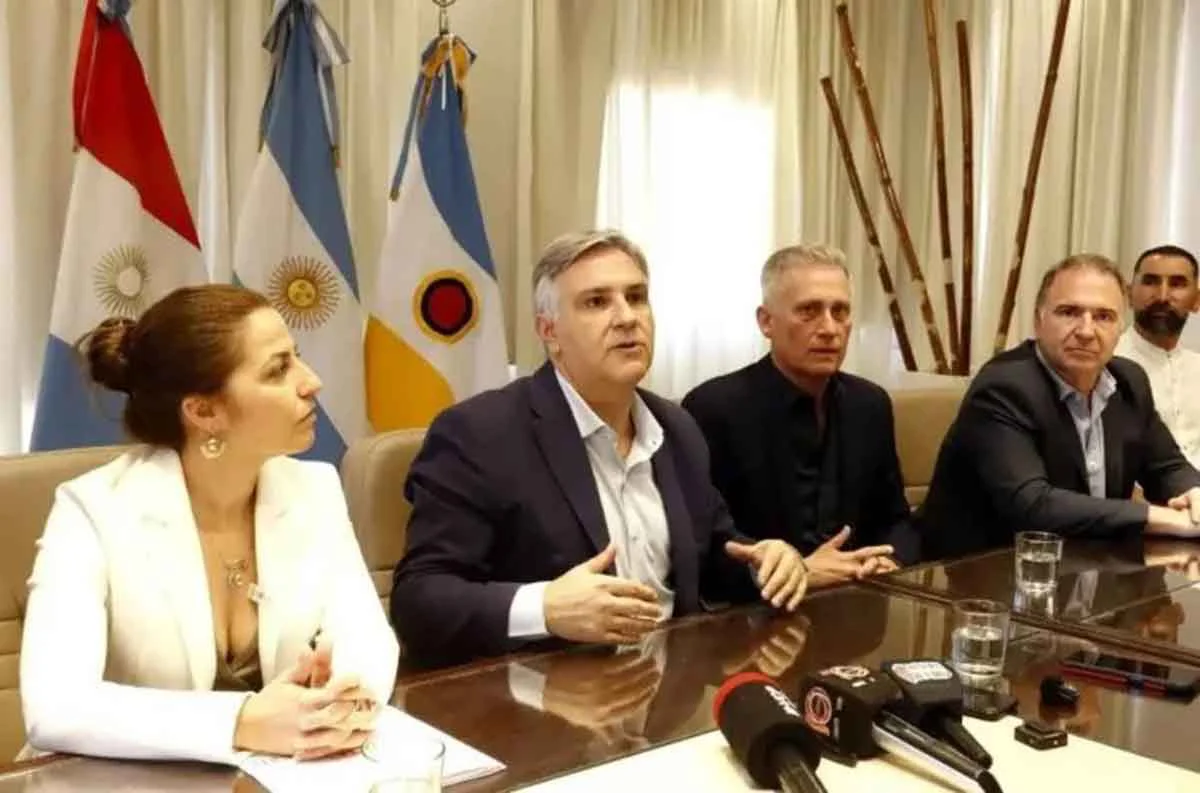 Llaryora-Aviles-Convenio-ISAUI-696x460