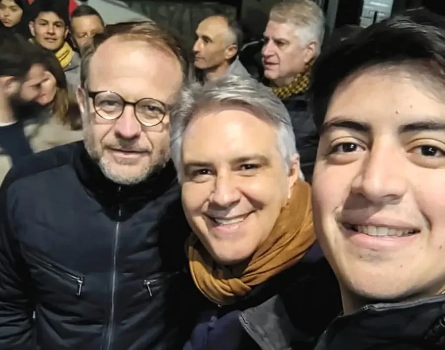 PAIS LLARYORA